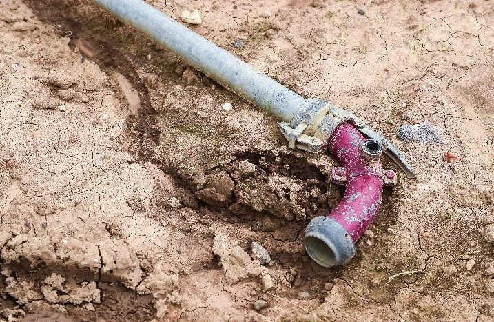 Wasserrohr auf trockenem Boden